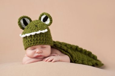 Bir timsah kostüm giyen erkek yeni doğan bebek