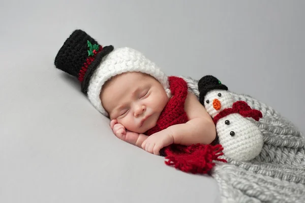 初生男婴与雪人的帽子和毛绒玩具 — 图库照片