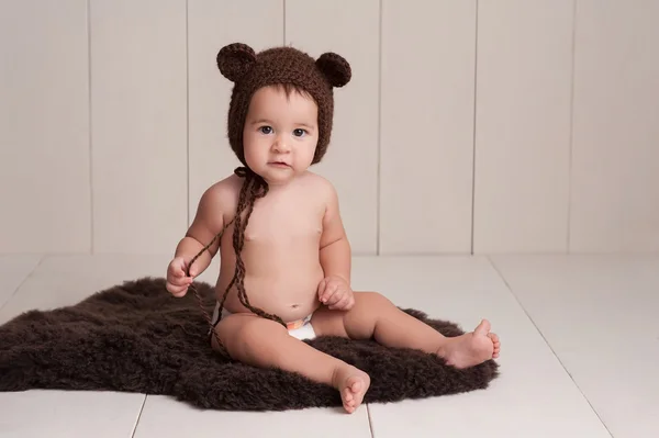 Baby het dragen van een beer Bonnet — Stockfoto