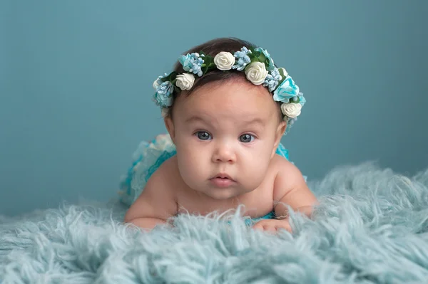 Baby flicka klädd i en blommig krona — Stockfoto