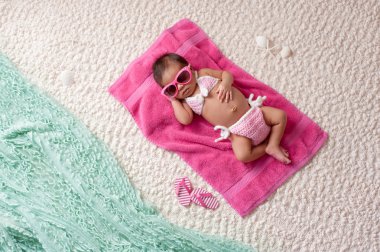 Yeni doğan bebek kız bir Bikini ve güneş gözlüğü giyiyor