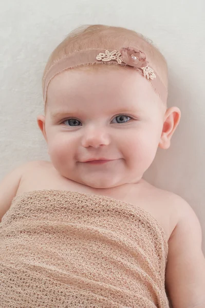 Bebê feliz menina com flor bege Headband — Fotografia de Stock