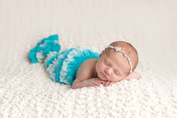 Pasgeboren babymeisje in een zeemeermin kostuum — Stockfoto
