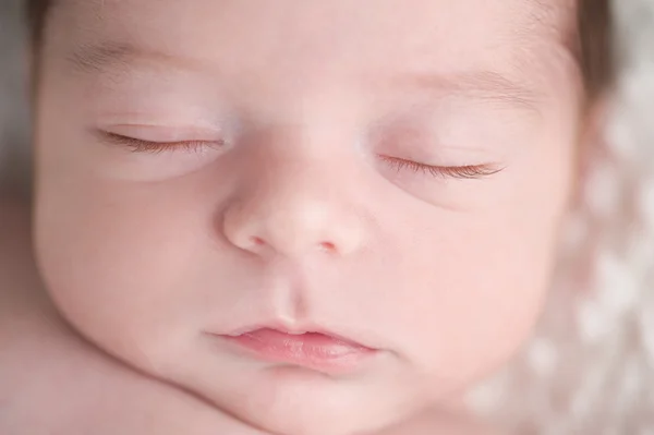 Primo piano Colpo di volto di un neonato — Foto Stock