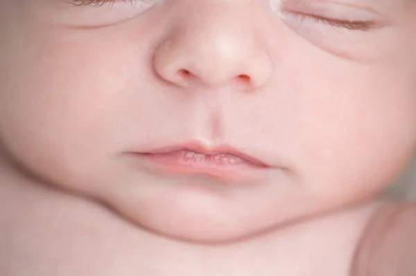 生まれたばかりの赤ちゃんの唇 — ストック写真