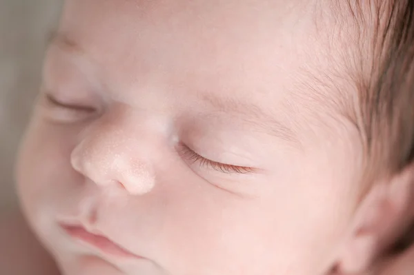 Primo piano Colpo di volto di un neonato — Foto Stock