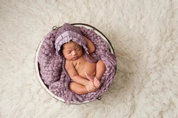 Newborn Girl Sleeping in a Wooden Bucket — Stockfoto