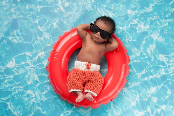 Menino recém-nascido flutuando em um anel de natação — Fotografia de Stock