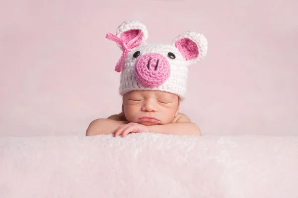 Bebê recém-nascido menina vestindo traje de leitão — Fotografia de Stock