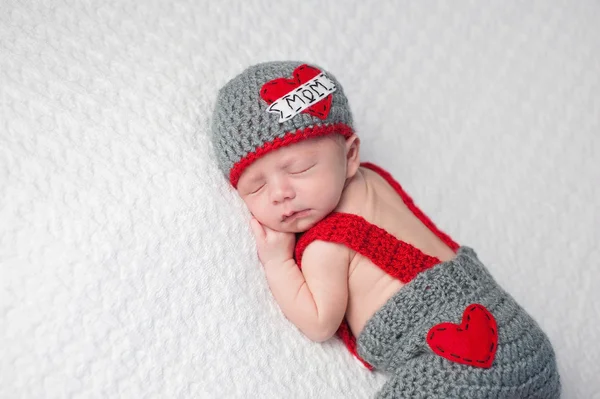 「愛ママ」帽子をかぶって生まれたばかりの赤ちゃんの男の子 — ストック写真