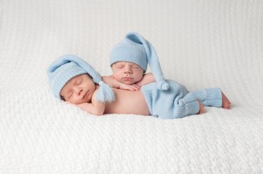 İkiz bebek erkek uyku