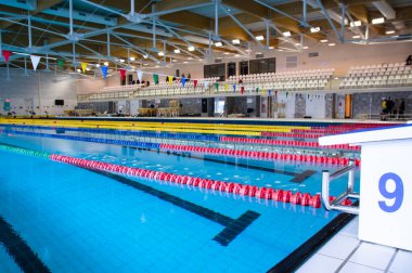 Yüzme başlangıç bloğu ve platformu numarasıyla hizalandı