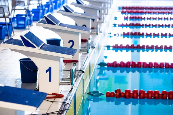 Blocco di partenza e piattaforma di nuoto allineati con il numero 1 — Foto Stock