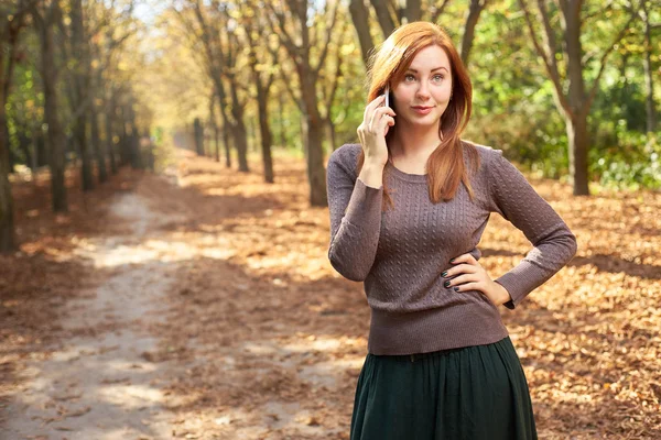 Femme parlant au téléphone dans le parc — Photo