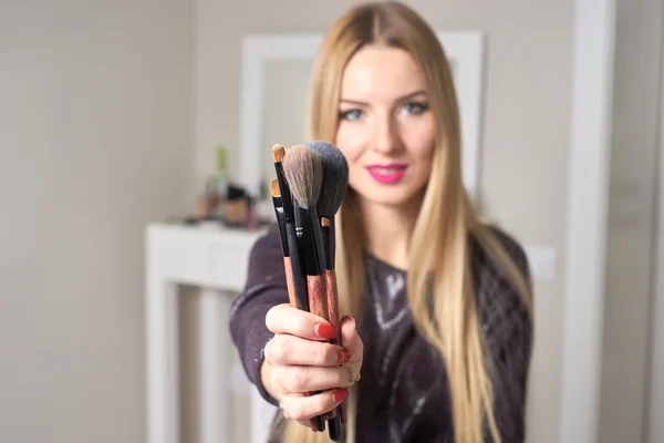 Reflejo de la joven hermosa mujer que aplica su maquillaje — Foto de Stock