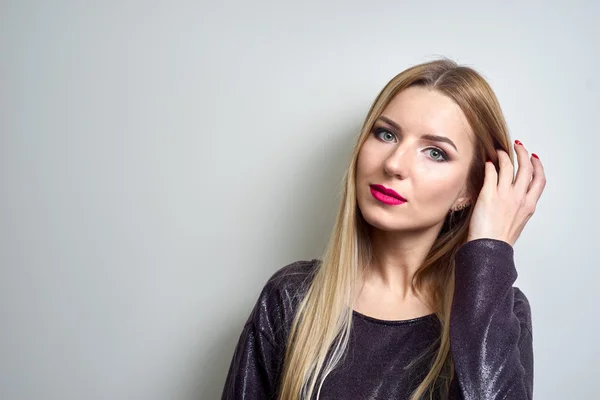 Modelka s světlý make-up. Portrét móda pro mladé ženy s dlouhé blond vlasy — Stock fotografie