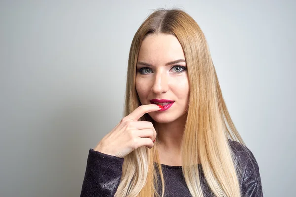 Modello di moda con trucco luminoso. Ritratto di giovane donna di moda con lunghi capelli biondi — Foto Stock