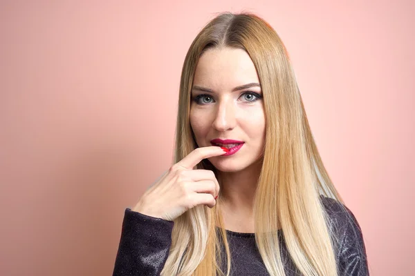 Modelka s světlý make-up. Portrét móda pro mladé ženy s dlouhé blond vlasy — Stock fotografie