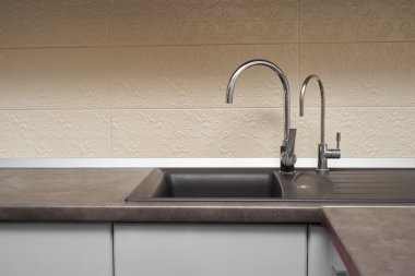 Paslanmaz çelik lavabo ve musluk mutfak oda içinde