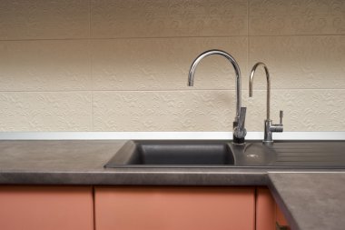 Paslanmaz çelik lavabo ve musluk mutfak oda içinde