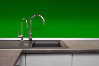 Paslanmaz çelik lavabo ve musluk mutfak oda içinde
