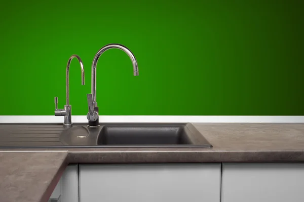 Lavabo e rubinetto in acciaio inox in cucina — Foto Stock
