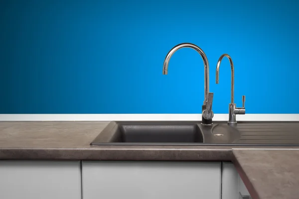 Lavabo e rubinetto in acciaio inox in cucina — Foto Stock