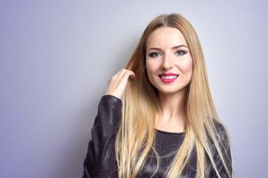 Moda model parlak makyaj ile. Uzun sarı saçlı genç moda kadın portresi