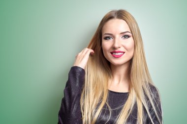 Moda model parlak makyaj ile. Uzun sarı saçlı genç moda kadın portresi