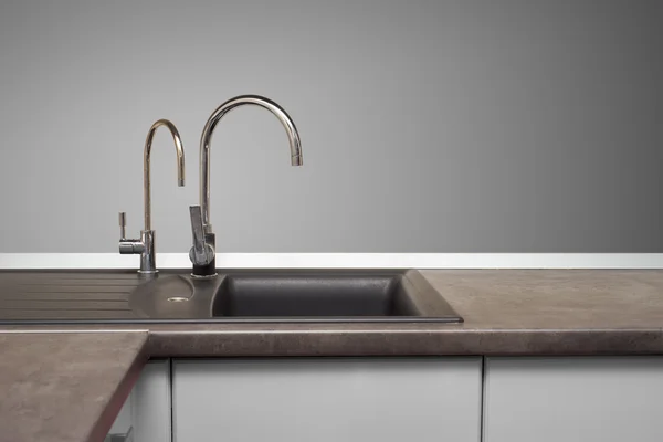 Lavabo e rubinetto in acciaio inox in cucina — Foto Stock