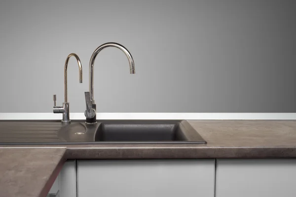 Paslanmaz çelik lavabo ve musluk mutfak oda içinde