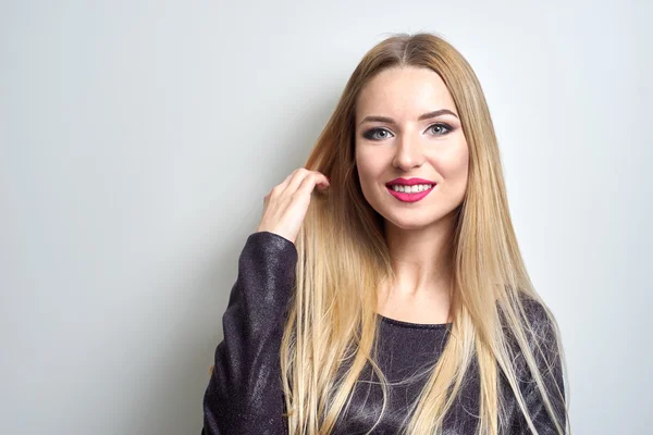 Modelo de moda con maquillaje brillante. Retrato de mujer de moda joven con el pelo largo y rubio Imagen De Stock