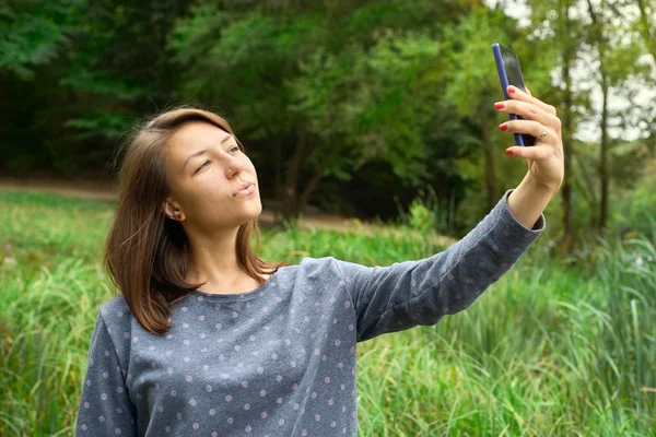 Mulher falando ao telefone no parque — Fotografia de Stock