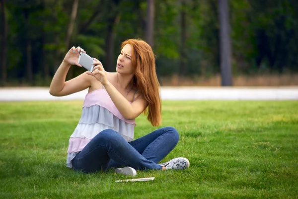 Hermosa mujer fotografiada en el parque — Foto de Stock