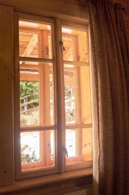 kırsal manzaralı ahşap pencere