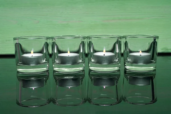 Kerzen auf grünem Hintergrund — Stockfoto