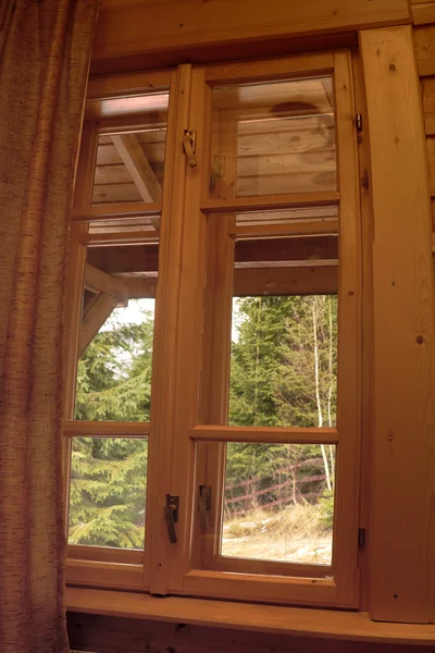 kırsal manzaralı ahşap pencere