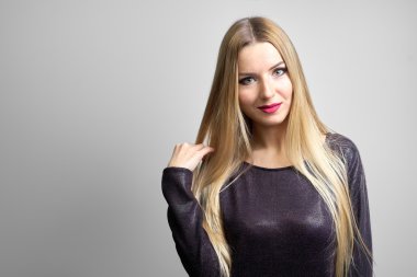 Moda model parlak makyaj ile. Uzun sarı saçlı genç moda kadın portresi