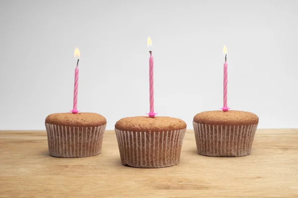 Três cupcakes com velas — Fotografia de Stock