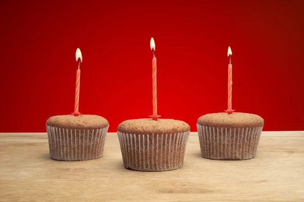 Três cupcakes com velas — Fotografia de Stock
