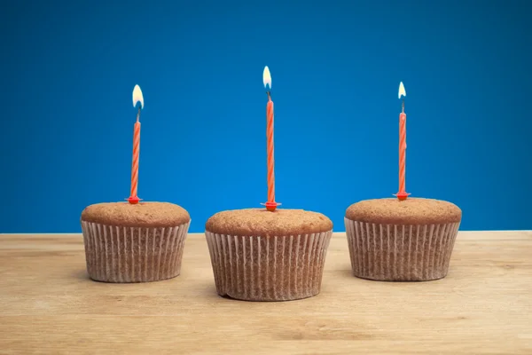 Três cupcakes com velas — Fotografia de Stock