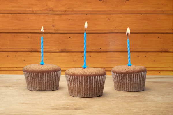 Três cupcakes com velas — Fotografia de Stock