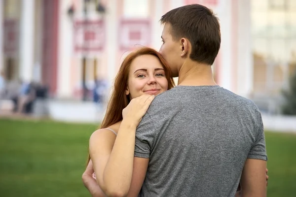 Milující pár v parku — Stock fotografie