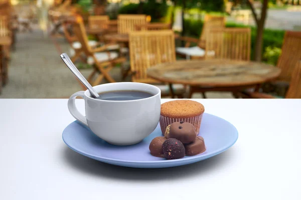 Tasse Kaffee mit Dessert — Stockfoto