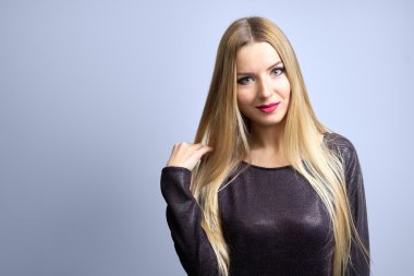 Moda model parlak makyaj ile. Uzun sarı saçlı genç moda kadın portresi