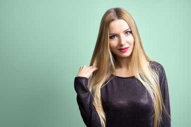 Moda model parlak makyaj ile. Uzun sarı saçlı genç moda kadın portresi