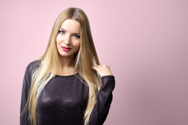 Moda model parlak makyaj ile. Uzun sarı saçlı genç moda kadın portresi