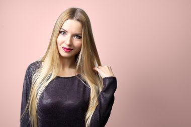 Moda model parlak makyaj ile. Uzun sarı saçlı genç moda kadın portresi