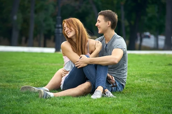 Liefdevol koppel in het park — Stockfoto