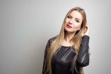 Moda model parlak makyaj ile. Uzun sarı saçlı genç moda kadın portresi